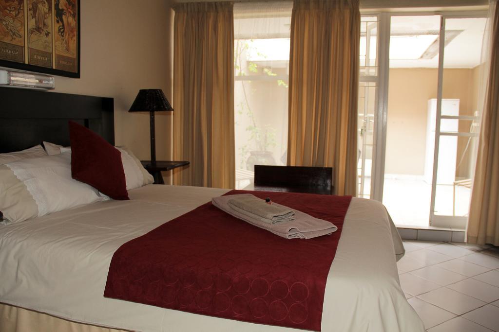 Rustenburg Guesthouse Exterior foto